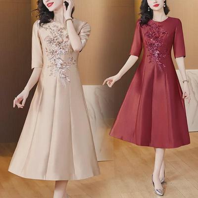 Elegantes Brautkleid für junge Schwiegermütter im Herbst 2023 – modisches Stickdesign