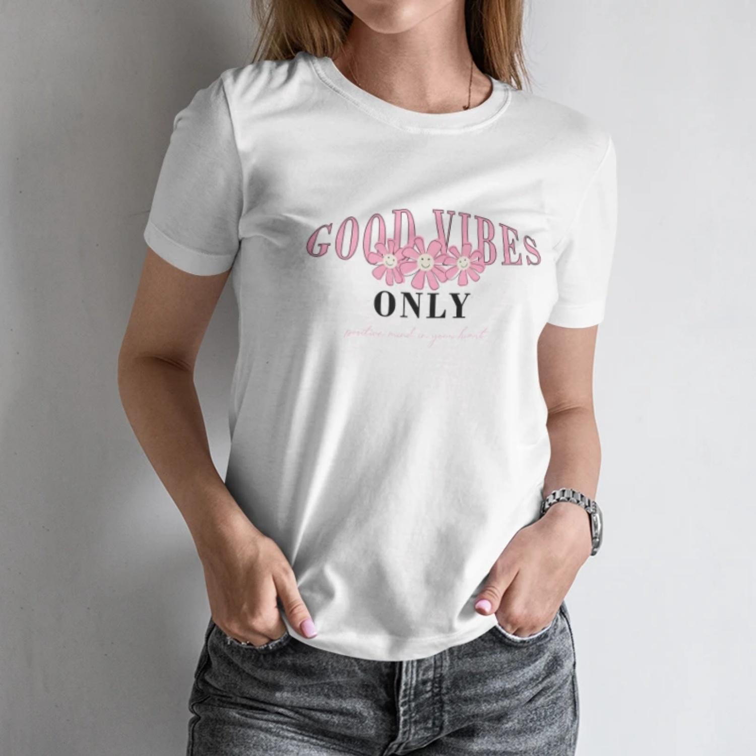 

Women s Short Sleeve T Shirt“GOOD VIBES ONLY” Pink flower embellished Print for a Cheerful Summer Look XXXXXL білий