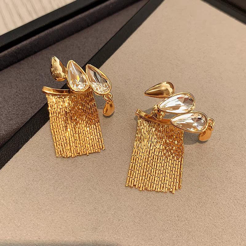 

Stylish European and American long fringed earrings women s sterling silver high-end retro earrings niche design fashion temperament earrings