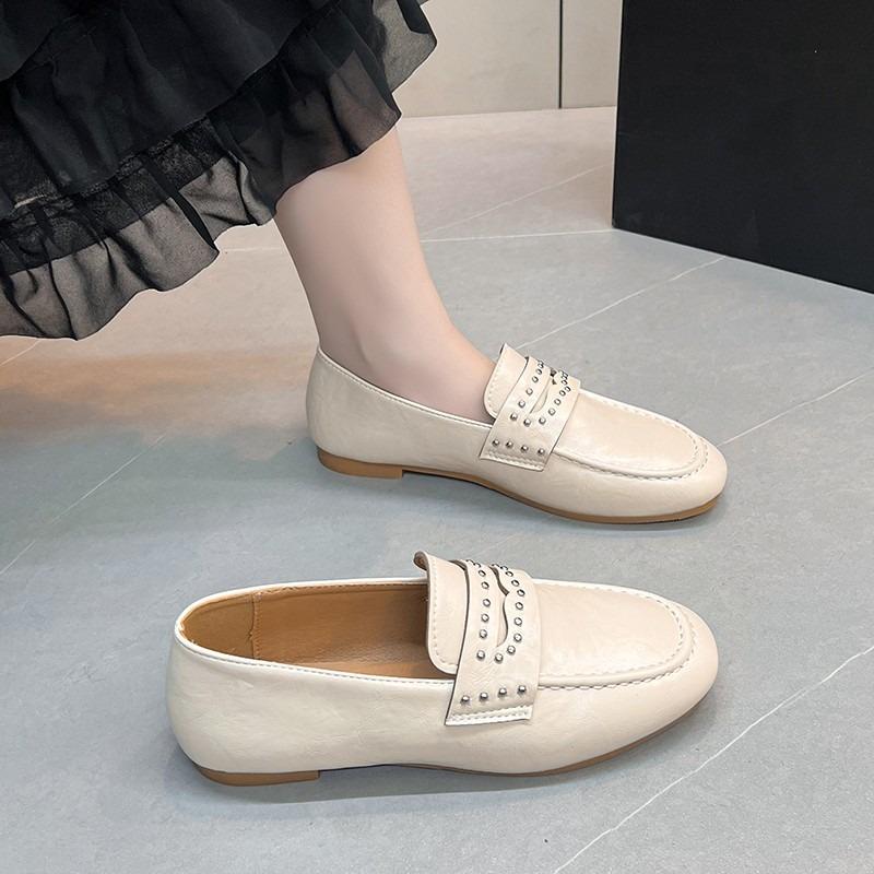Frühling Neuer Stil Flache Schuhe für Damen Runde Spitze Tiefer Ausschnitt Nieten Weiche Sohle Rutschfest Verschleißfest Einzelne Schuhe
