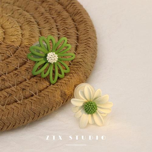 

Модні асиметричні сережки з квіткою ромашки в корейській мові без отвору для вуха, затиск для вуха, ювелірний подарунок