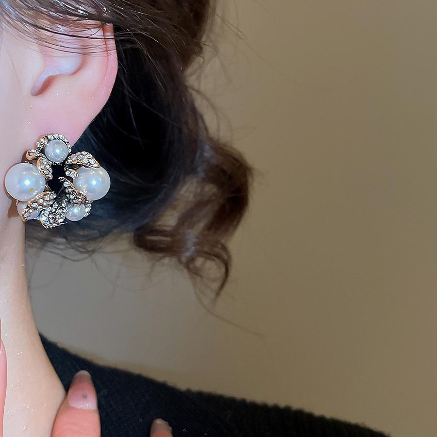 Silver Needle Vintage-Style Geometric Flower Pearl Earrings with Diamonds - Luxurious and Fashionable Ear Studs