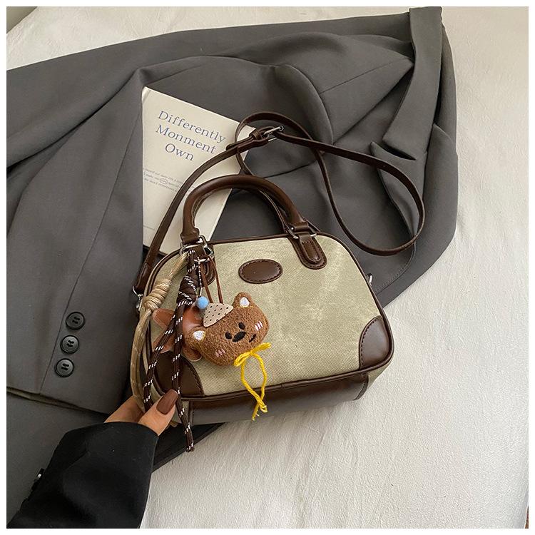 2025 autumn new single shoulder messenger bag small square bag simple portable high value retro women's niche fashion hand bag