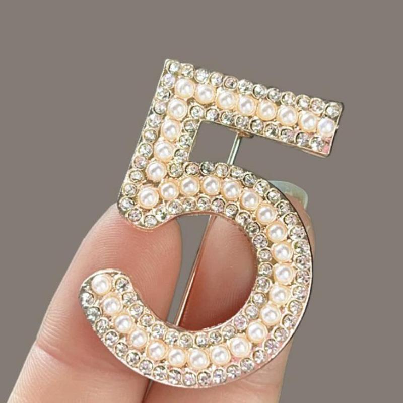 Módní brože s kamínky a perlami číslo 5 pro ženy Oblečení Kabát Šperky Doplňky Dárky