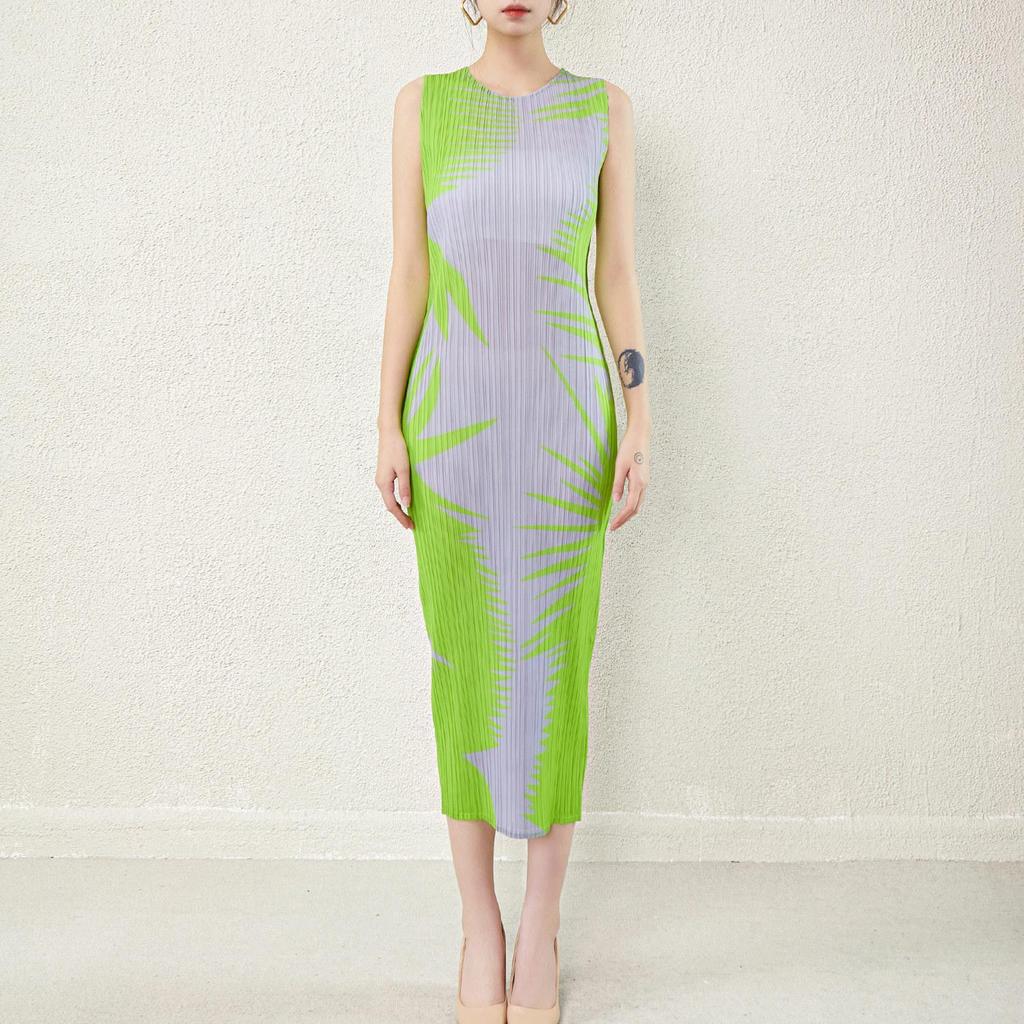 Japanese-Style Sleeveless Pleated Dress - Women's Medium-Length Slim Fit.