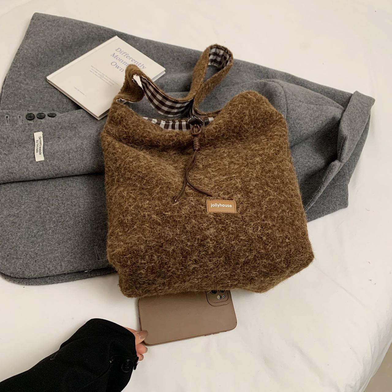 

Новые осенние и зимние женские сумки, вместительные плюшевые сумки-тоут. кофейный