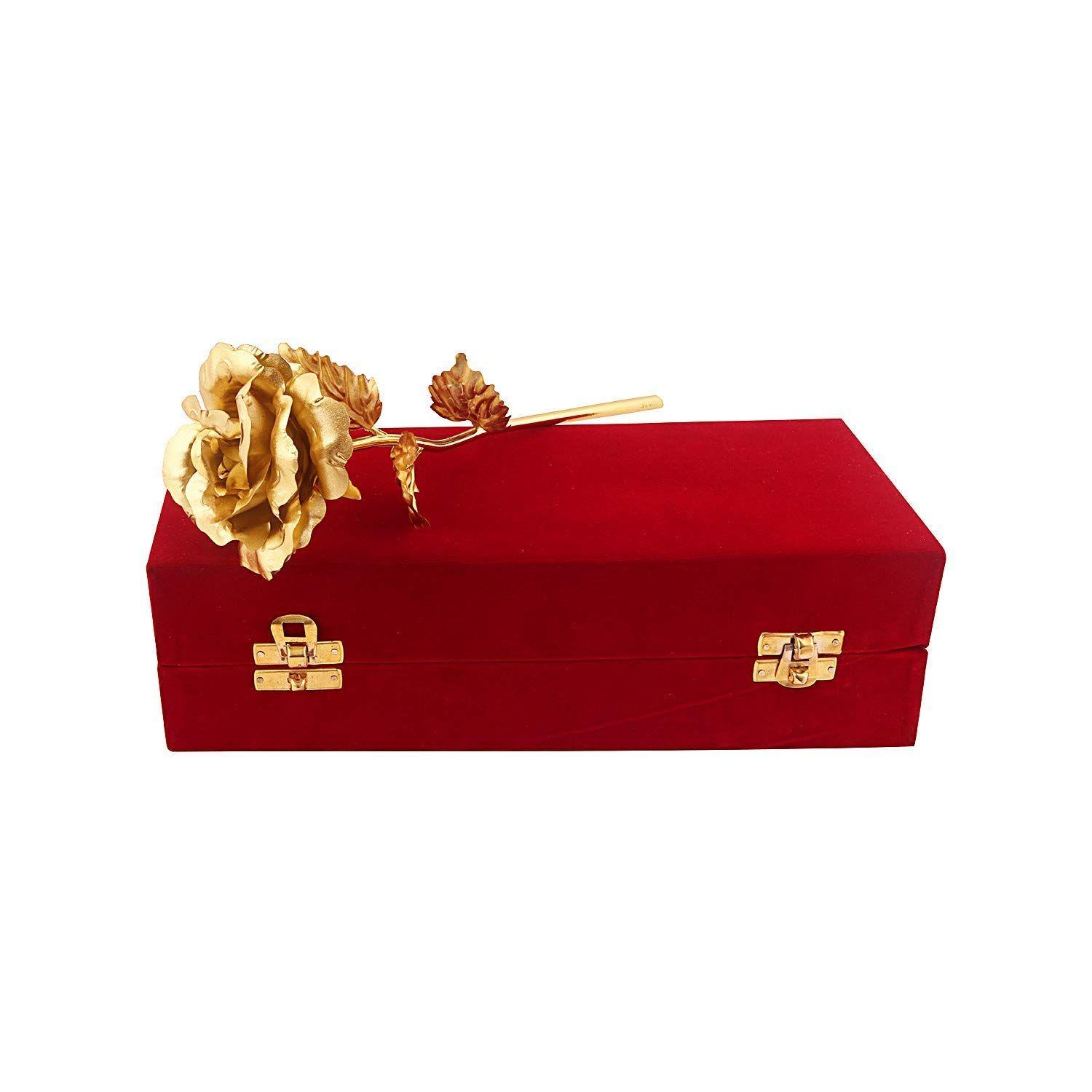 

Золотая роза с красной бархатной коробкой