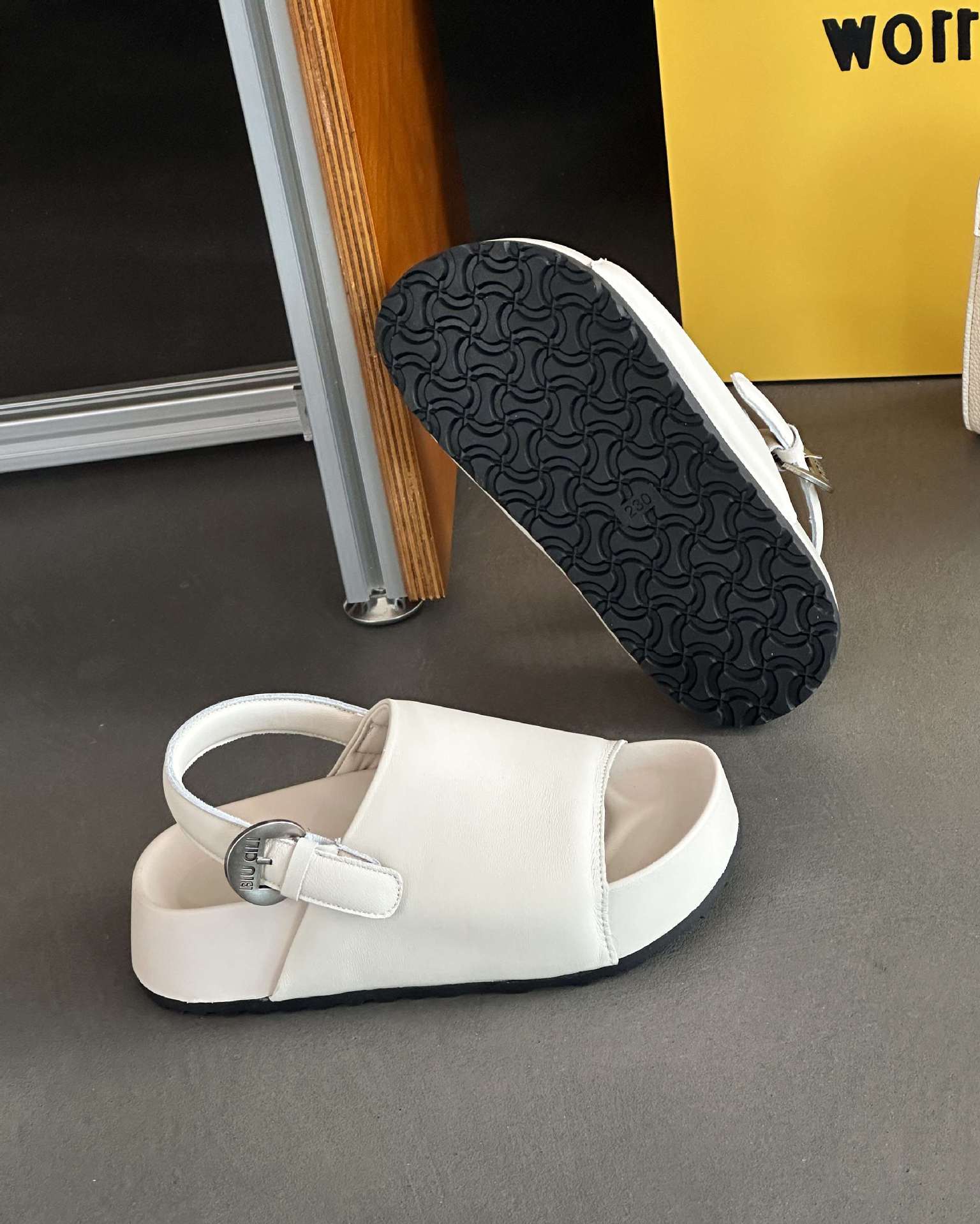 

New niche simple versatile metal buckle sandals summer casual lightweight sandals 35 бежевый