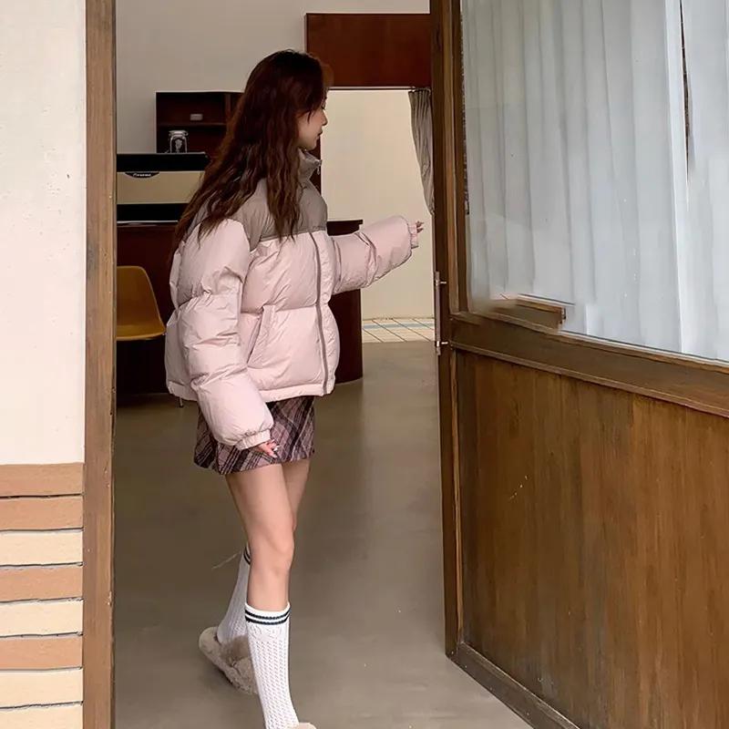 2024 Женская куртка с воротником-стойкой и молнией в стиле пэчворк с буквами — фото 5