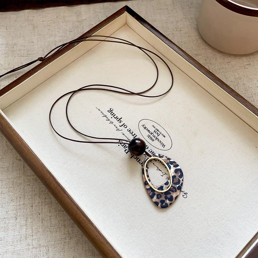 Gradient Leopard Print Pendant Necklace - Retro Leather Cord Sweater Chain for Women