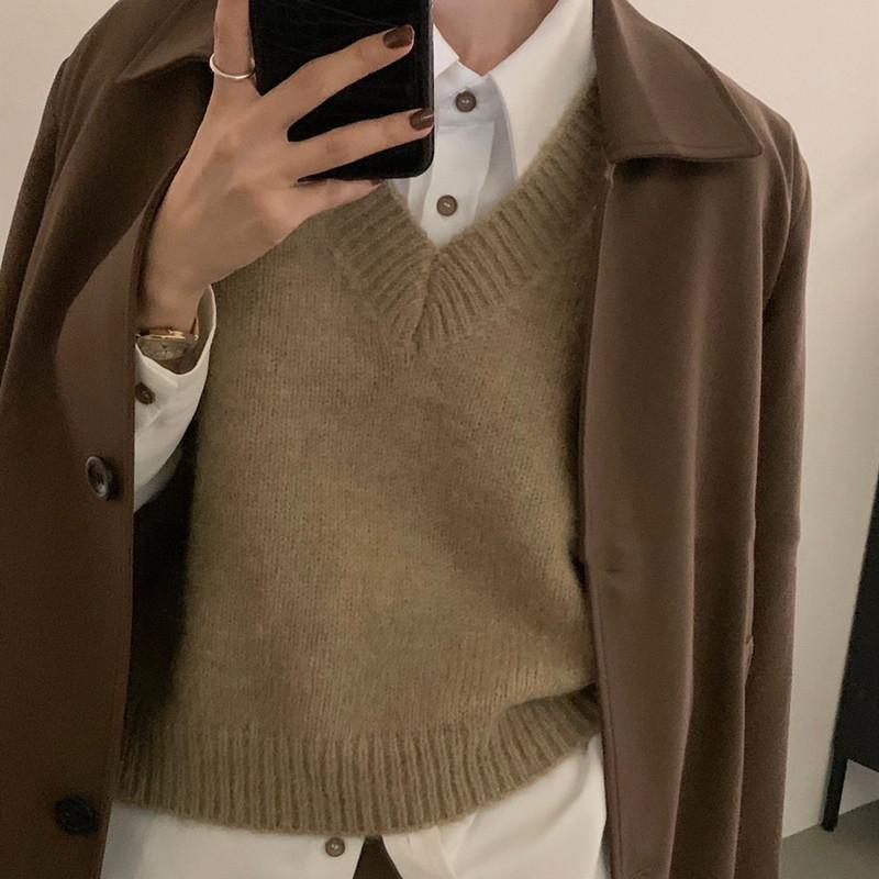 V-neck Knitted Vest for Women In Autumn and Winter, Loose and Lazy Style Wearing A Sweater and Vest Over A Pullover