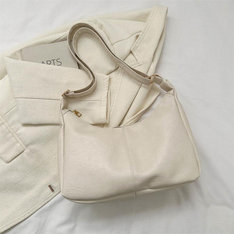 Trendy Casual Shoulder Bag For Women Featuring Large Capacity And Retro Style