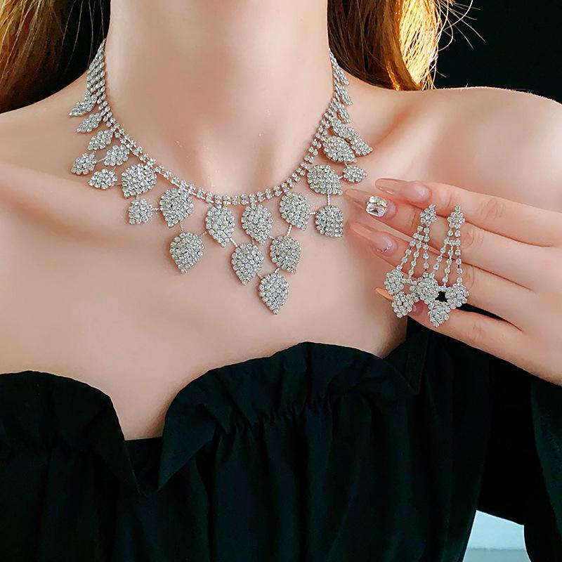 Light luxury diamond-encrusted water drop necklace, fashionable personality, heavy industry neck chain, bridal evening dress, high-end accessories
