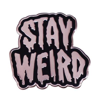 Smaltovaný odznak "Stay Weird" na Halloween