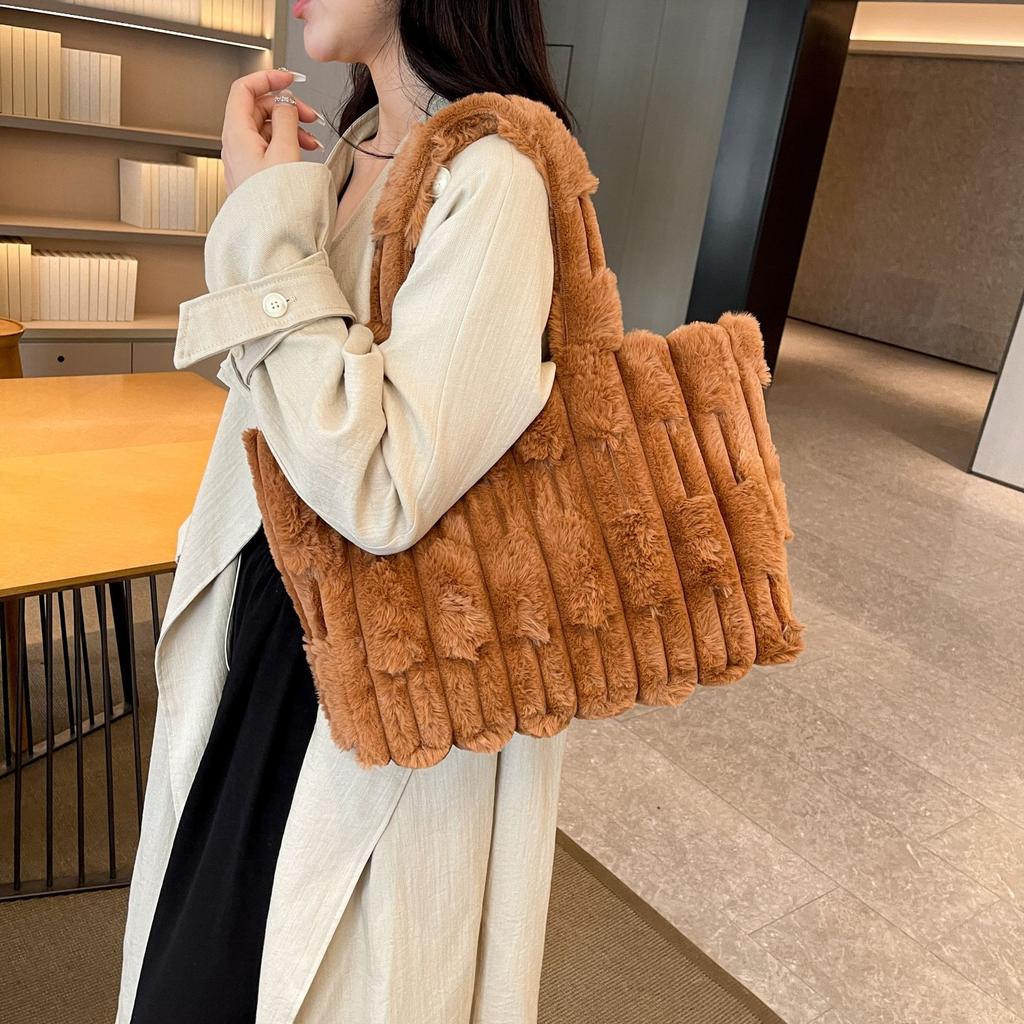 Large Capacity Plush Bag Women'S Shoulder Handheld Underarm Bag Commuter Plush Tote Bag