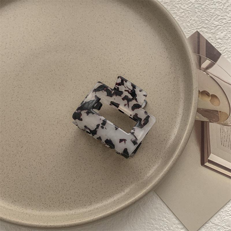 Korean Imitation Acetate High-End Shark Hair Clip - Elegant Hair Accessory for Stylish Looks