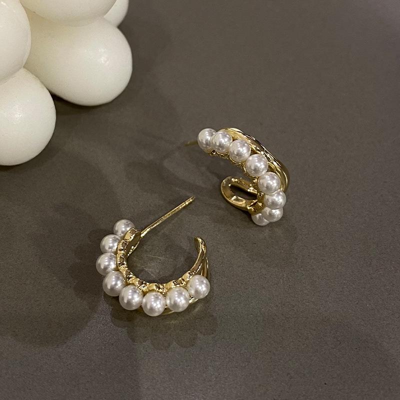 

Korean Style Pearl Hoop Earrings: Silver Needle Studs for Women - Luxurious Autumn/Winter Bridal Jewelry with High-End Appeal. золотой