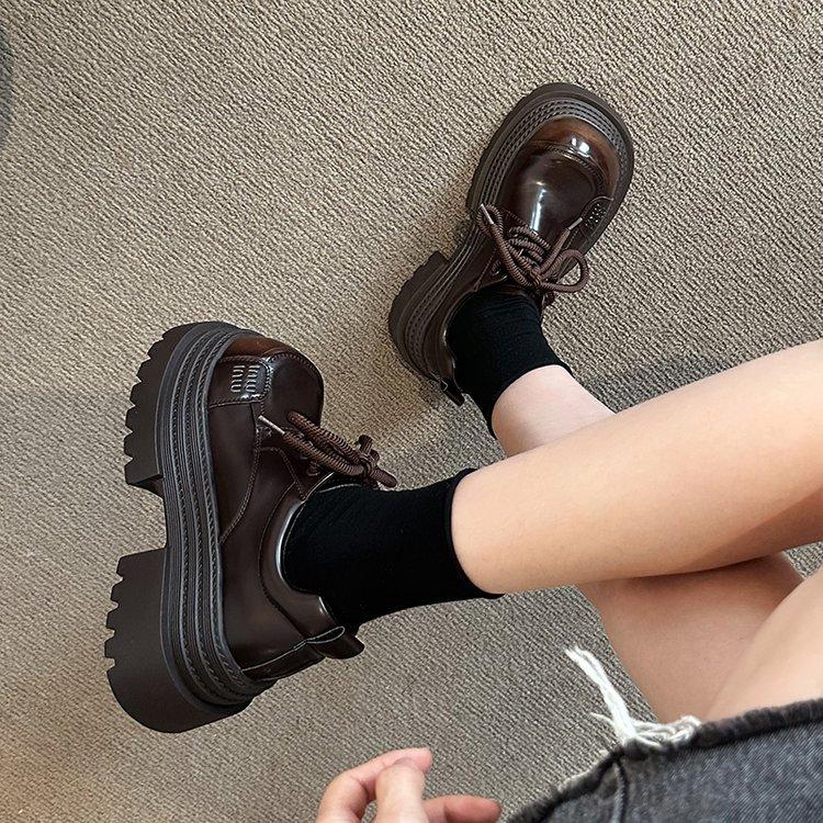 Höhenverstärkende Plateauschuhe mit großem Kopf, kleine Lederschuhe für Damen, Frühling und Herbst 2025, Winter, neue Schnür-Slipper im britischen Stil