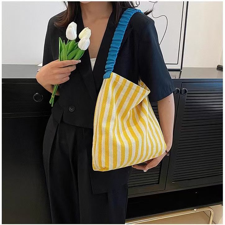 Japanese knitted lazy wind underarm bucket bag, contrasting striped shoulder tote bag, women's literary tote bag