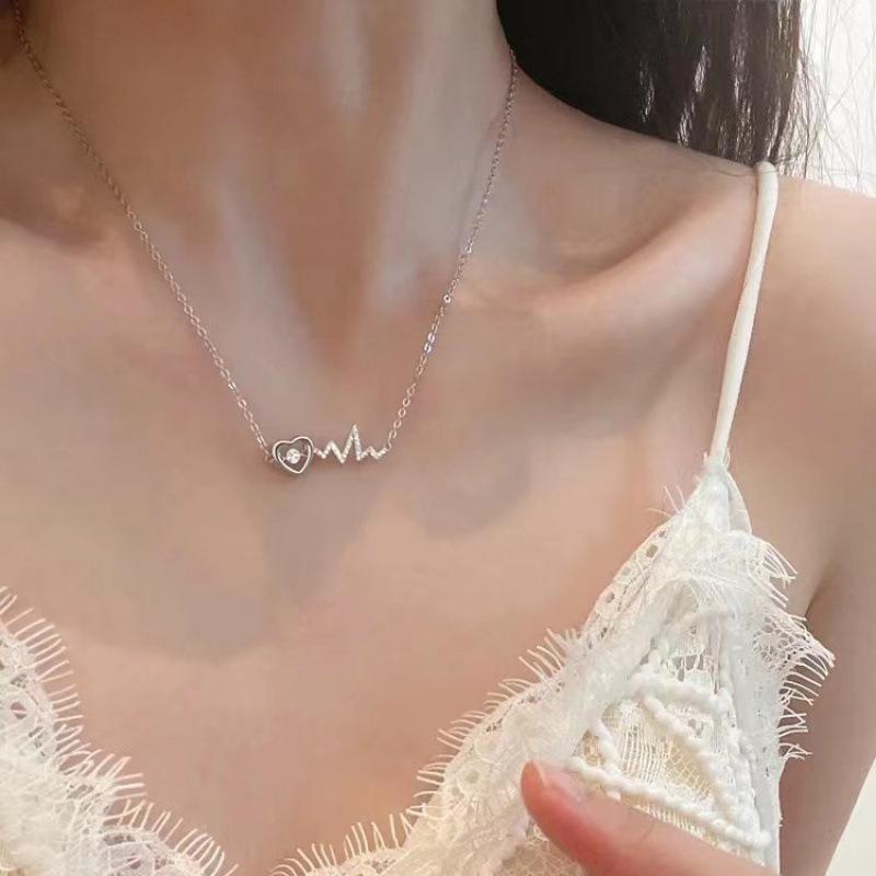 Lively Love Heart Necklace: Women s Elegant Heart-Shaped Clavicle Chain - Versatile & Stylish, 2023 Collection.