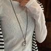 Abstrakte hohle Metallanhänger Halskette Schwarzes PU-Lederband Halskette Verstellbare Sweater-Kette Modischer Choker