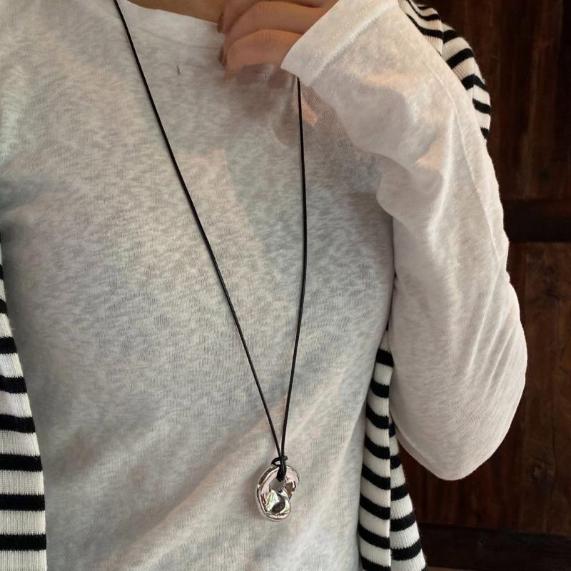 Abstrakte hohle Metallanhänger Halskette Schwarzes PU-Lederband Halskette Verstellbare Sweater-Kette Modischer Choker