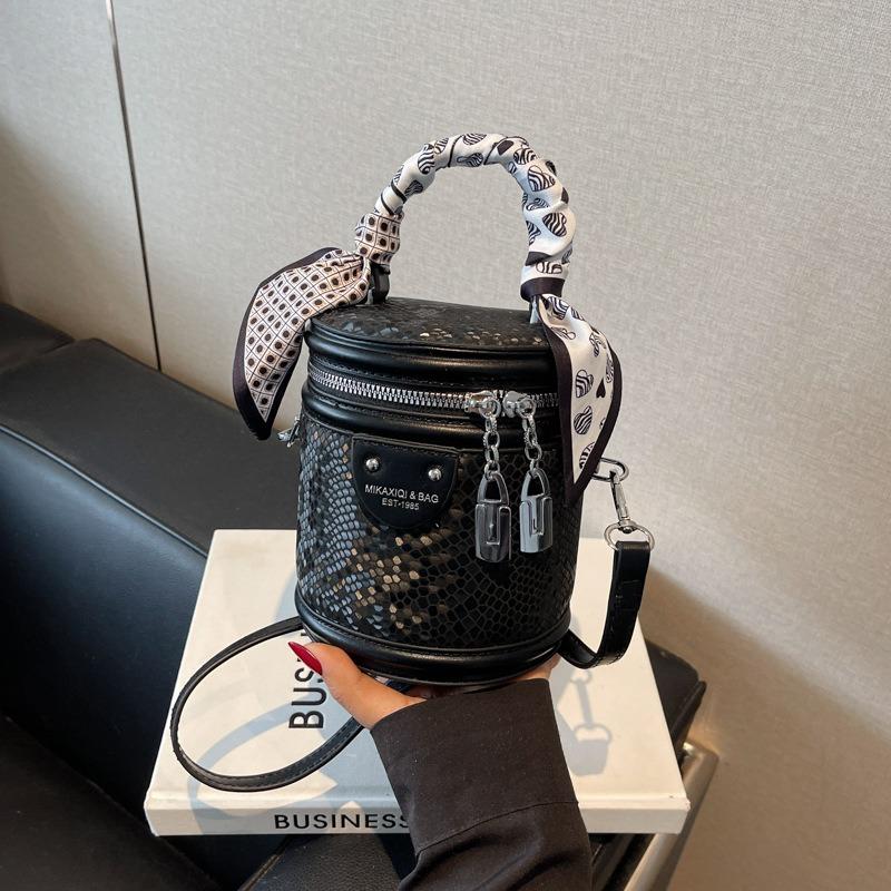 

Spring new product fashionable fresh casual portable bucket bag temperament women s commuter messenger bag чорний