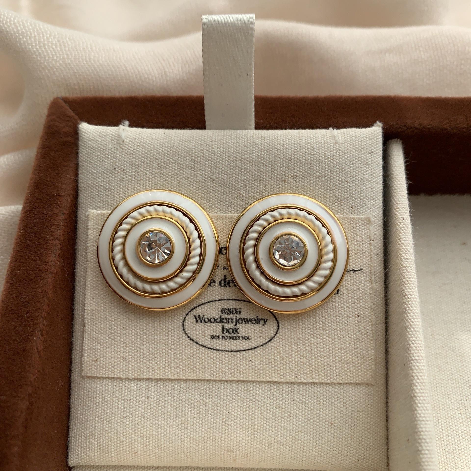 Minimalist white spiral stud earrings, enamel drop glaze, three-dimensional exquisite, minimalist retro, light luxury, high-end elegant earrings