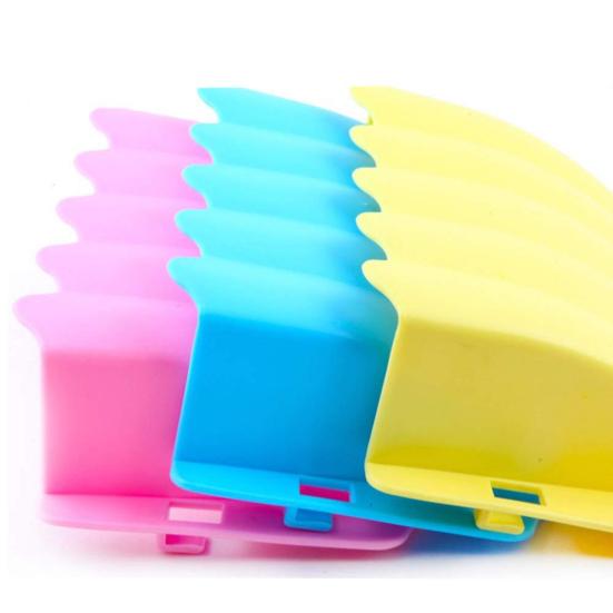 Wiszący Karmnik na Trawę Trwały Oszczędzający Miejsce Plastikowy Stojak na Trawę dla Małych Zwierząt