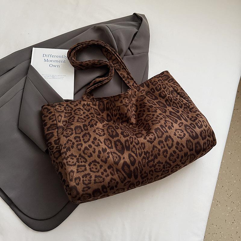 

Korean version of niche large-capacity leopard print fashion shoulder bag women s 2025 autumn new simple personalized tote bag цветной печати леопарда