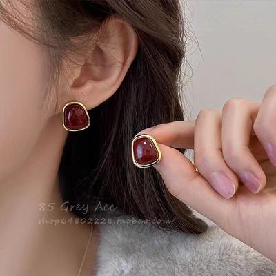 2025 Trendy French Retro Red Geometric Earrings for Women: Unique, Elegant, and Popular Autumn & Winter Jewelry