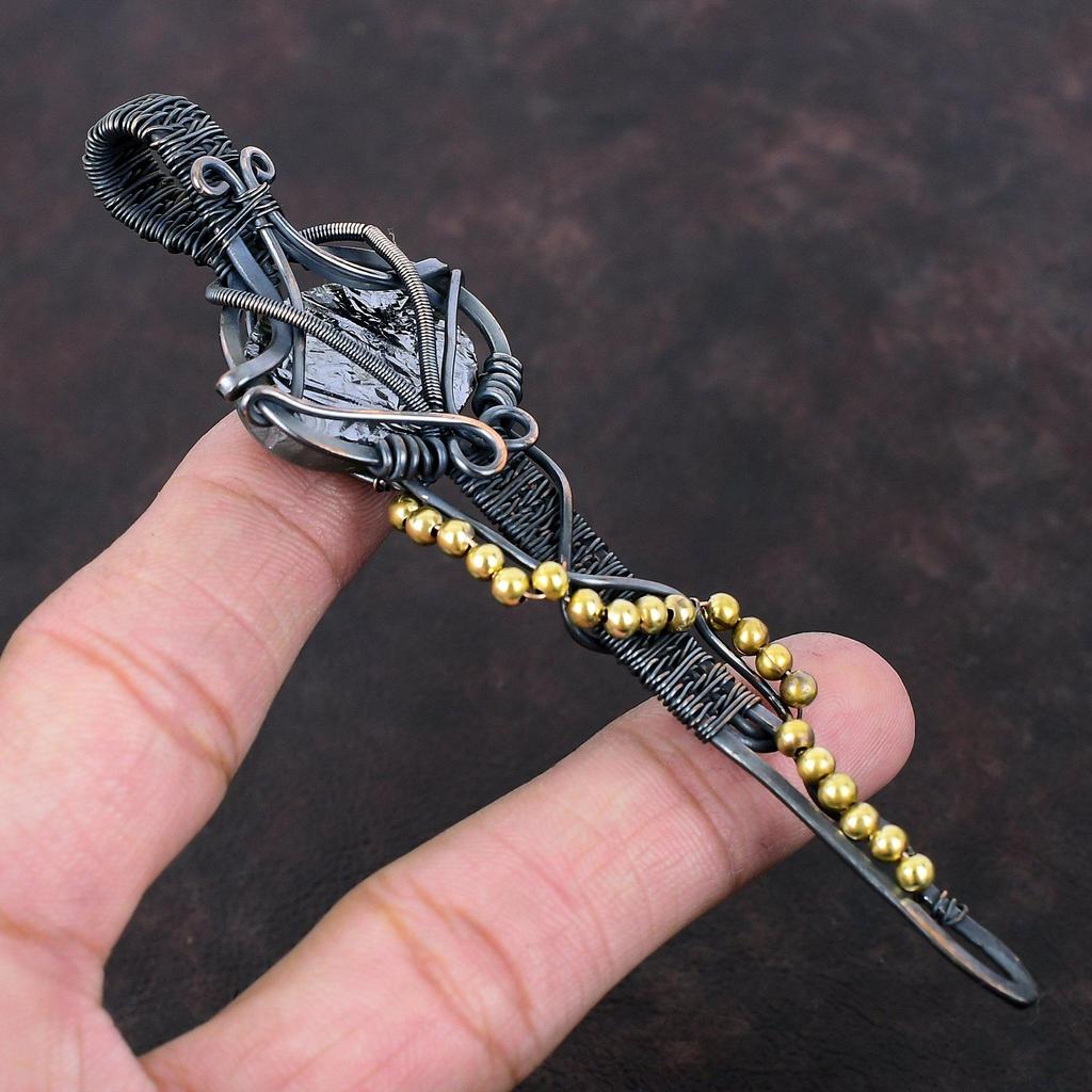 Shungitový surový přívěsek Měděným drátem omotaný přívěsek Přívěsek na klíče Ručně vyráběné šperky Přívěsek s drahokamem Jemné šperky z měděného drátu Zásnubní dárek