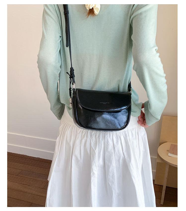 

Нишевый дизайн маленькая сумка 2025 лето новая мода универсальная сумка-мессенджер высокое чувство простой подмышечный седловидный багет чёрный