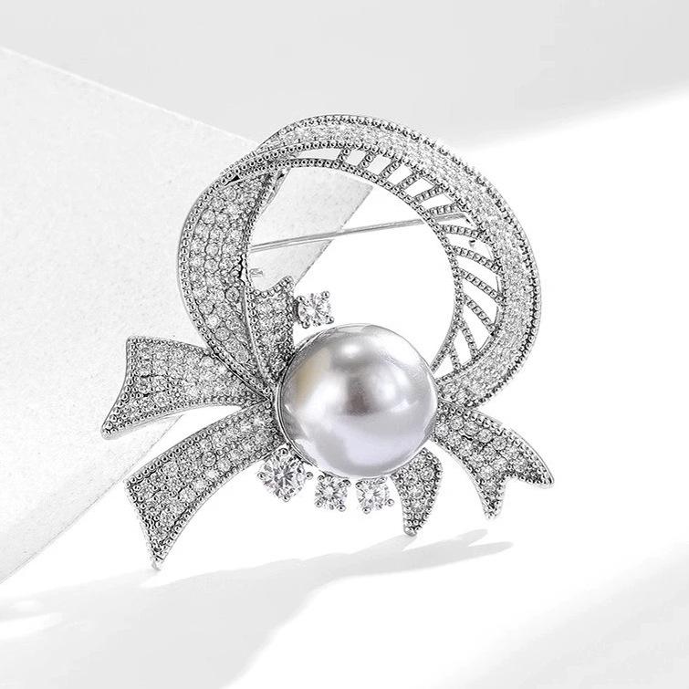 

Элегантная и Роскошная Женская Бриллиантовая Брошь-Лента, Жемчужная Брошь, Легкая Роскошь и Высококлассный Дизайн серебряный/серый