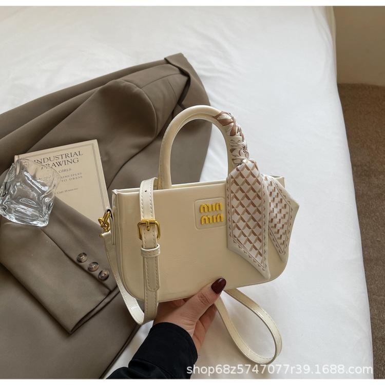 2025 new fashion this year, hand-held small bag female cute simple hand-to-hand shoulder crossbody bag small square bag trendy