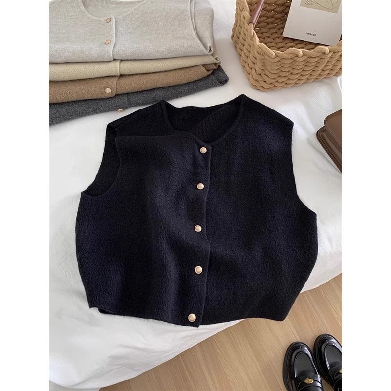 High-End Knit Vest: Women's Korean Style Sleeveless Top with Metal Buttons and Soft Shoulder Pads for Spring and Autumn.