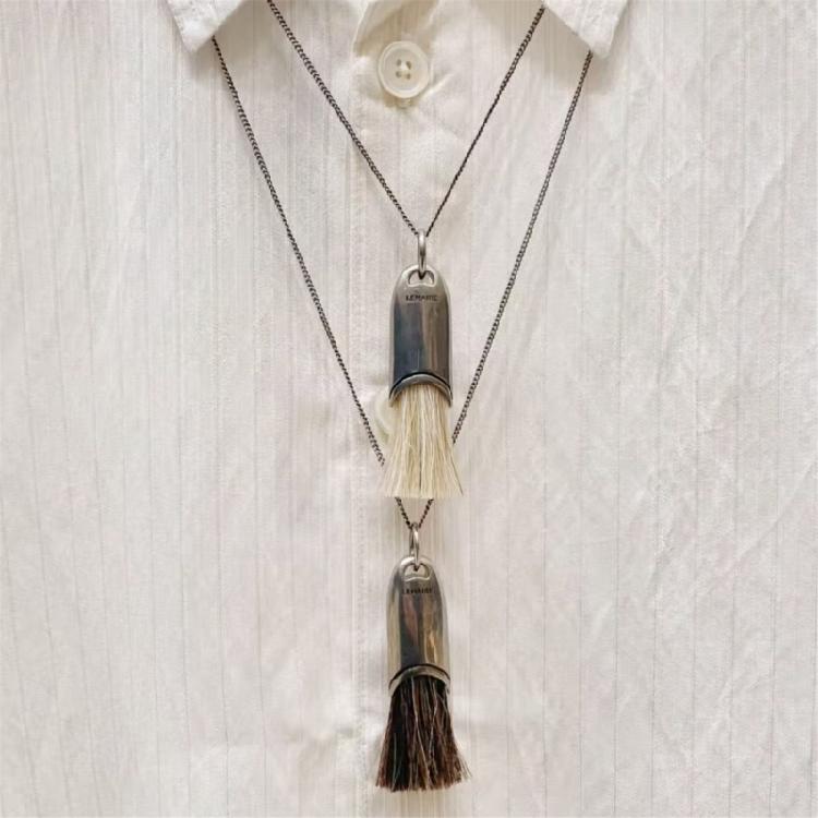 Legering Borste Tofsar Accent Långt Halsband Modedesign Kompletterar Både Professionella Och Fritidsensembler