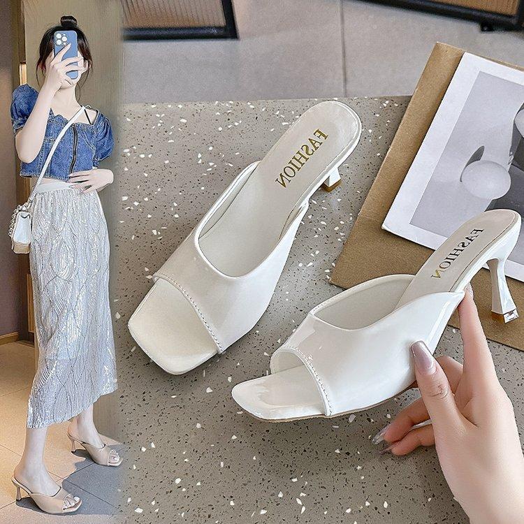 Ciabatte cool con tacco alto in vernice da donna estate 2025 nuove stile britannico punta quadrata tacco sottile da indossare taglia grande ciabatte da donna