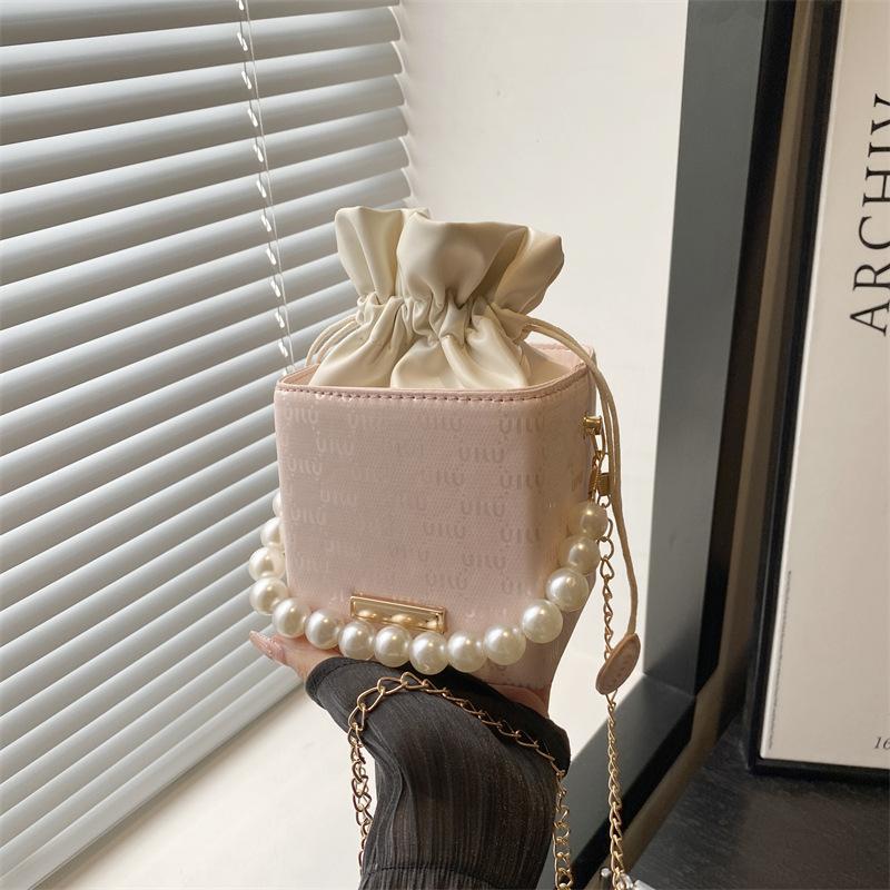 Ручная сумка-ведро с жемчугом, маленькая, женская, 2025, новый нишевый дизайн, улучшенная текстура, простая модная сумка-мессенджер