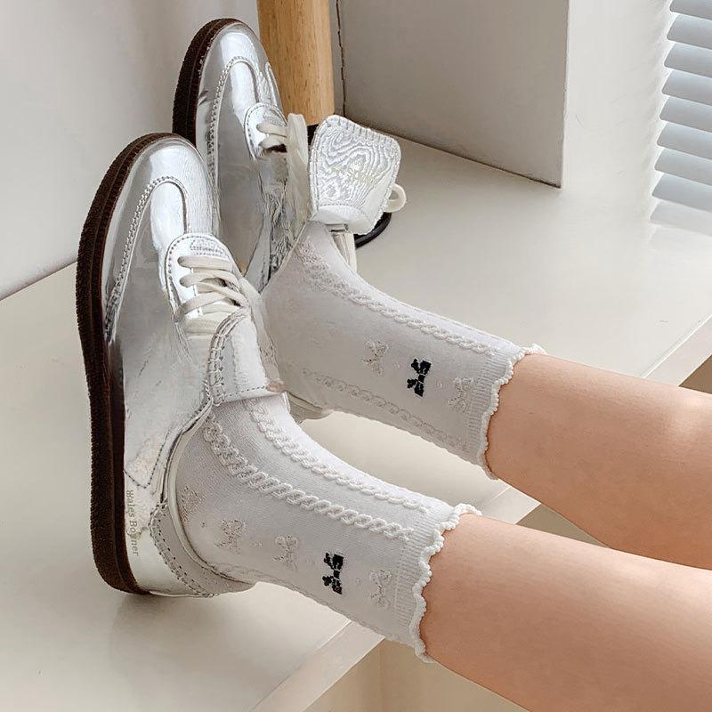 Chaussettes mi-mollet pour femmes, Chaussettes en dentelle pour femmes automne et hiver, Chaussettes en coton polyvalentes à nœud, Chaussettes hautes noires et blanches à bordure oreille