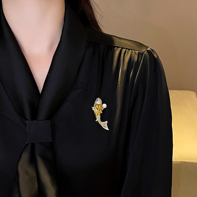 Koi Pearl Brooch for Women with A Sense of High-end and Light Luxury Design Is A Niche Chest Flower Brooch Accessory