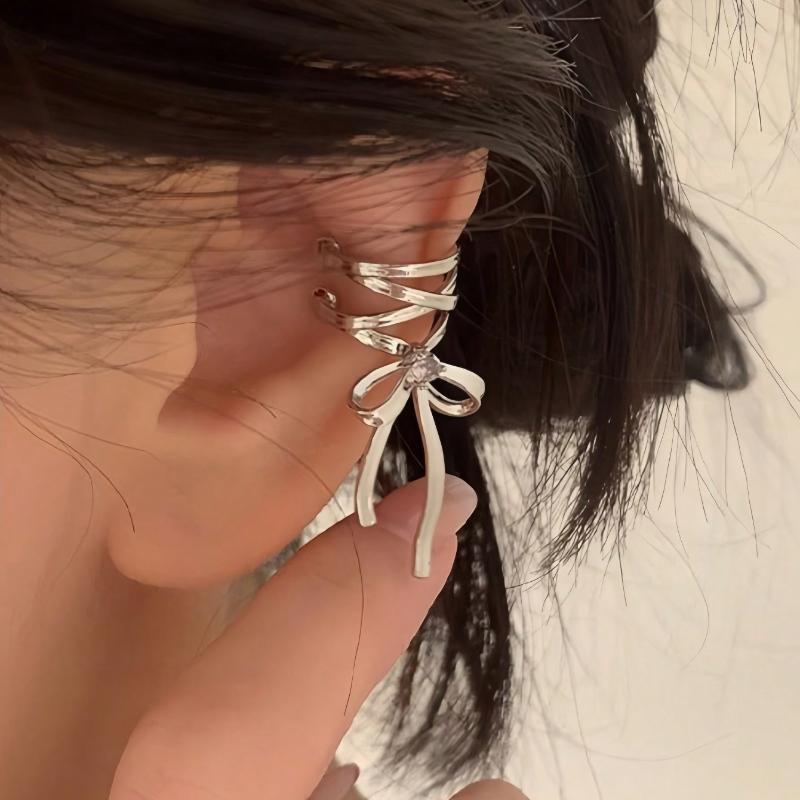 A Pair of Sweet Creative Bow Pink Diamond Earrings Suitable for Women To Wear on Daily Holidays and Banquets