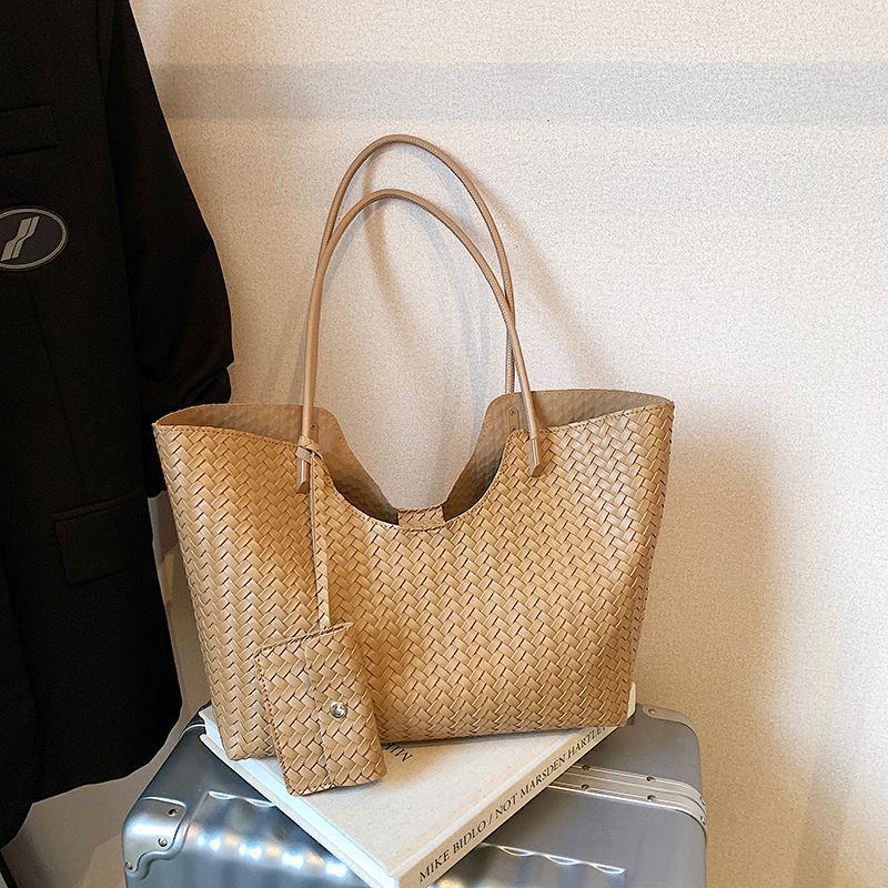 

Versatile Retro Handmade Woven Shoulder Bag - Large Capacity Tote for Travel and Commuting хакі