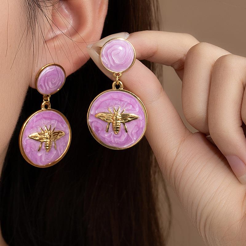 Elegantní nerezové náušnice s kapkami oleje ve tvaru včely