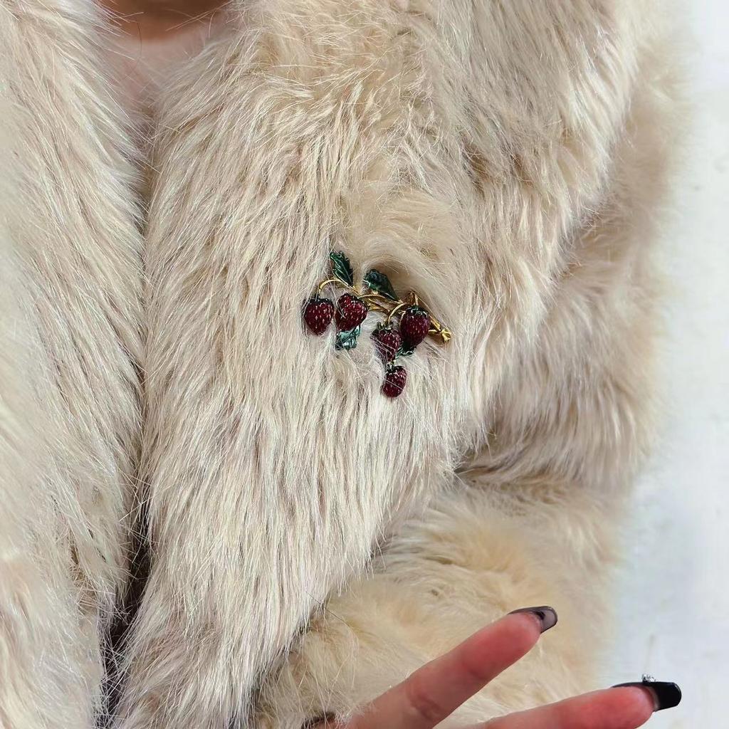Exquisite Elegant Women Lady Strawberry Cute Fruit Enamel Badges Pin Fashion Idyllic Drop Oil Brooch For Woman Accessories