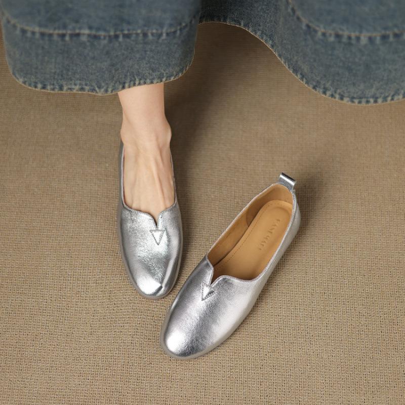 Comfortable flat-bottomed lazy shoes for all seasons, new women's casual single shoes, solid color, light-mouth leather, large size, low-top low-heel.
