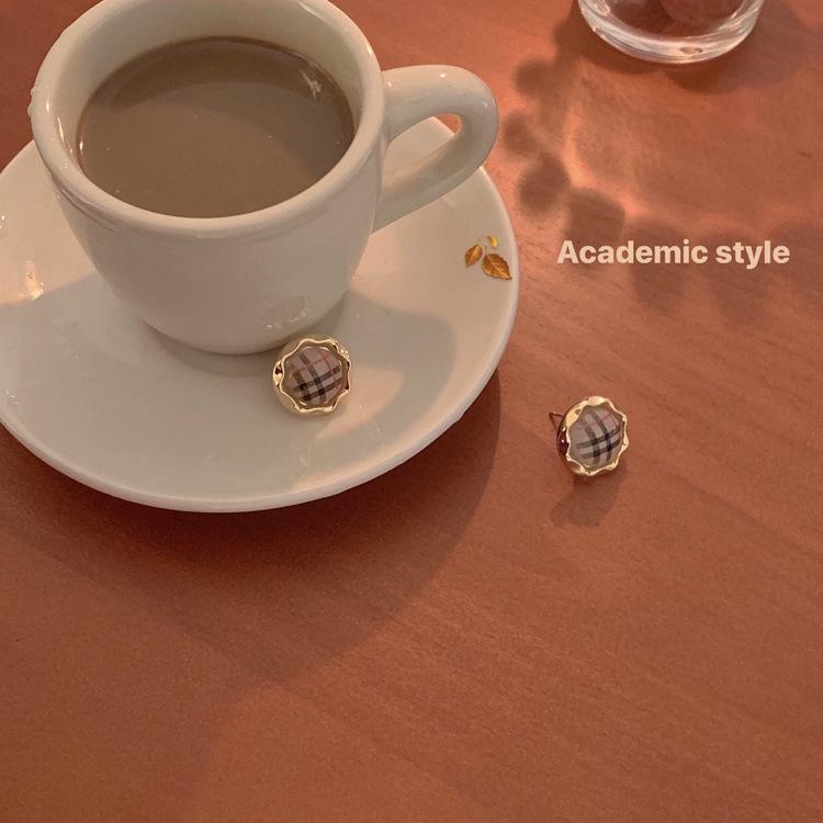 

2024 Trendy French Retro Stud Earrings: Chic Non-Pierced Ear Clips for Women