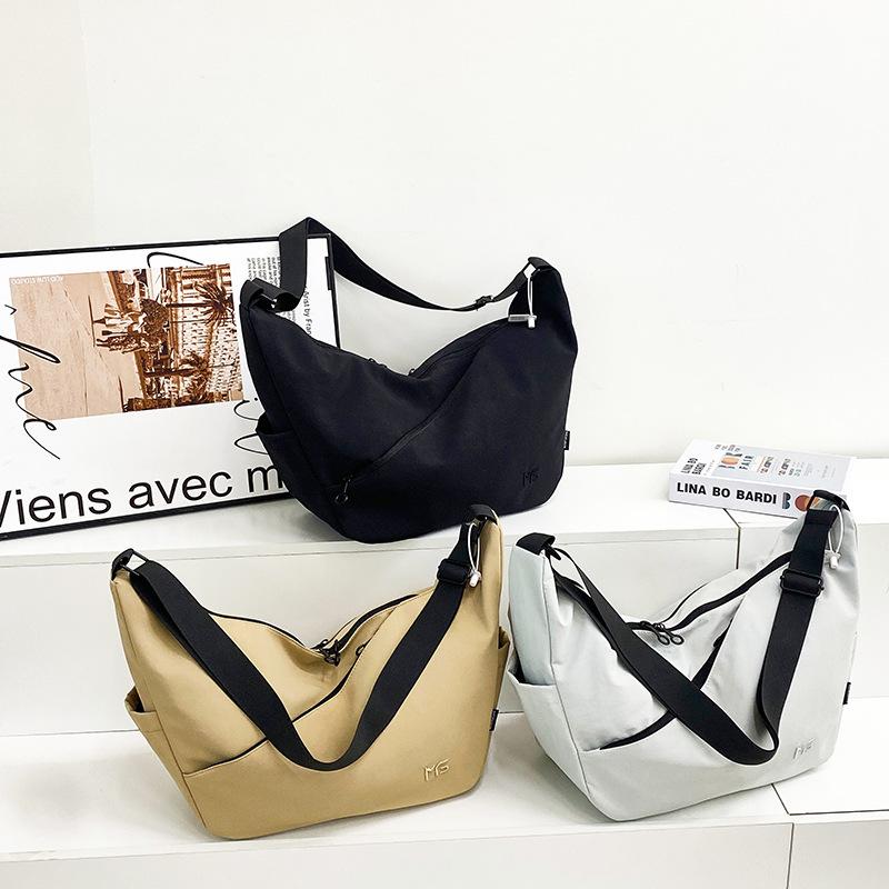 New literary and leisure embroidery standard dumpling bag, Japanese and Korean lightweight men's and women's shoulder messenger bag