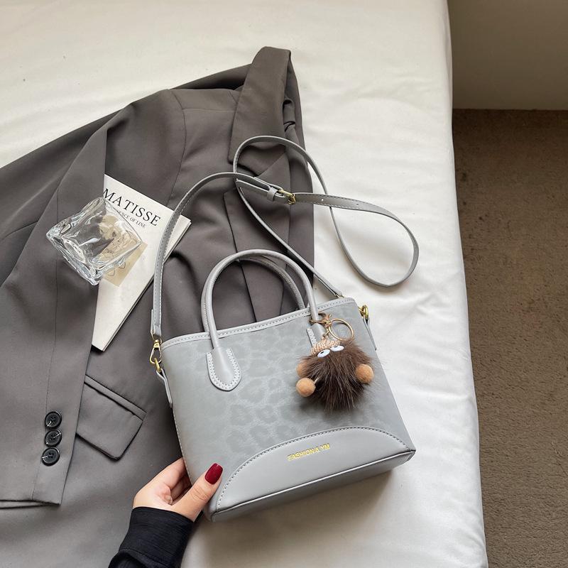 

One-shoulder handbag women s 2025 new autumn popular one-shoulder trend European and American retro foreign style portable messenger bag