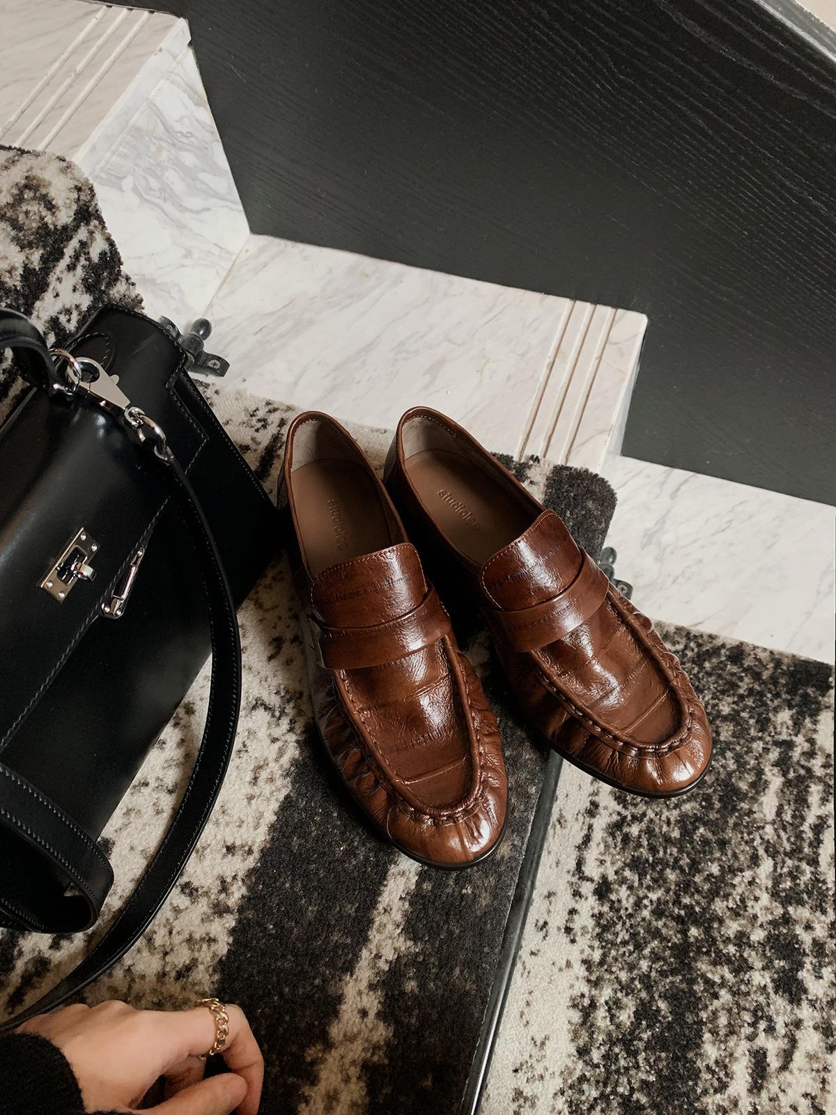 

Cowhide~ Grape Mom, the same leather retro pleated loafers, women s thick heels, one pedal, lazy flat-bottomed people s small leather shoes 40